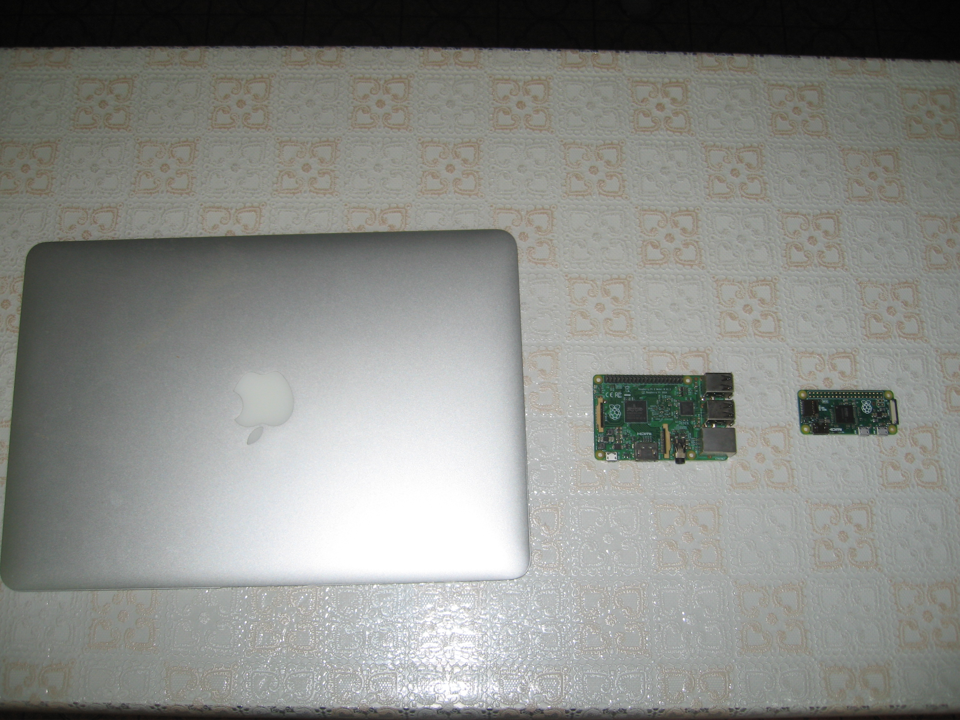 左から MacbookAir、ラズベリー2、ラズベリーパイZero